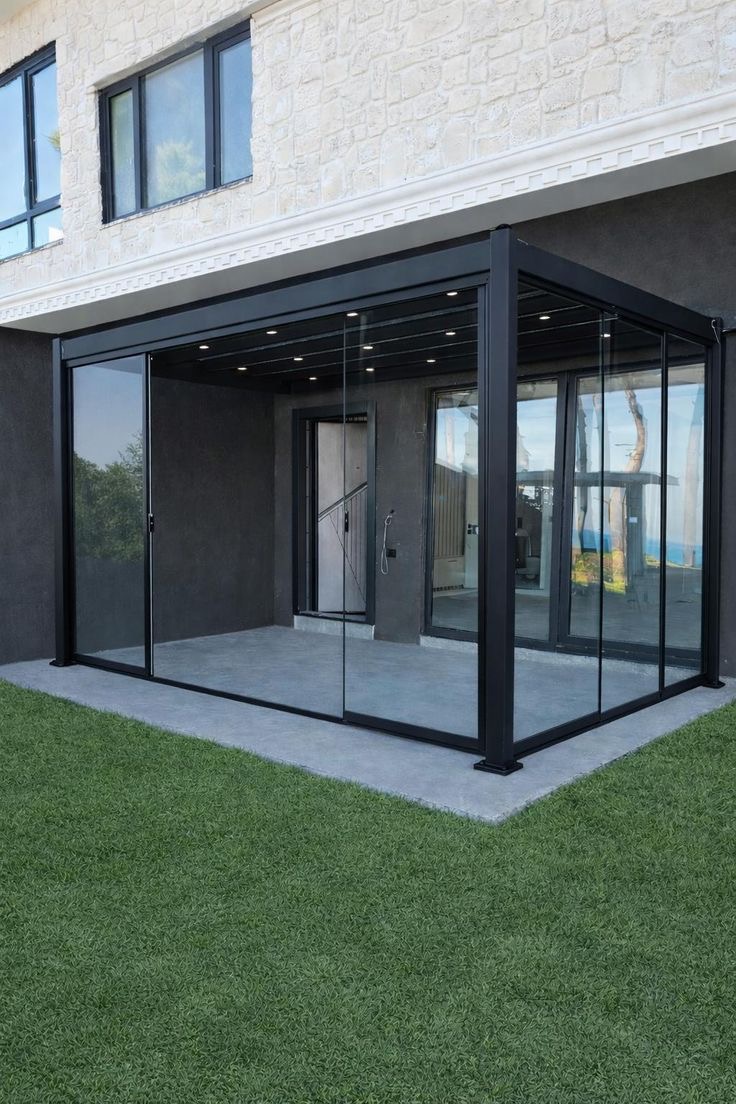 Staklena pergola uz kuću
