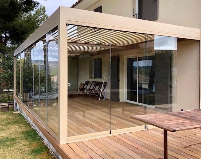Pergola s drvenom terasom